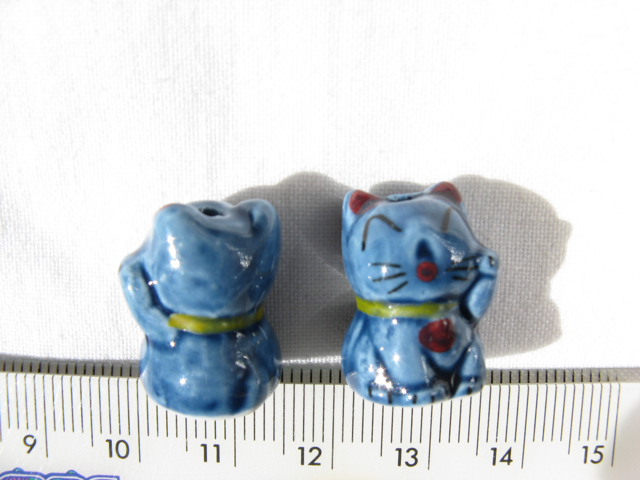 陶器ビーズ　招きネコ　約14ｍｍ×18ｍｍ　ブルー