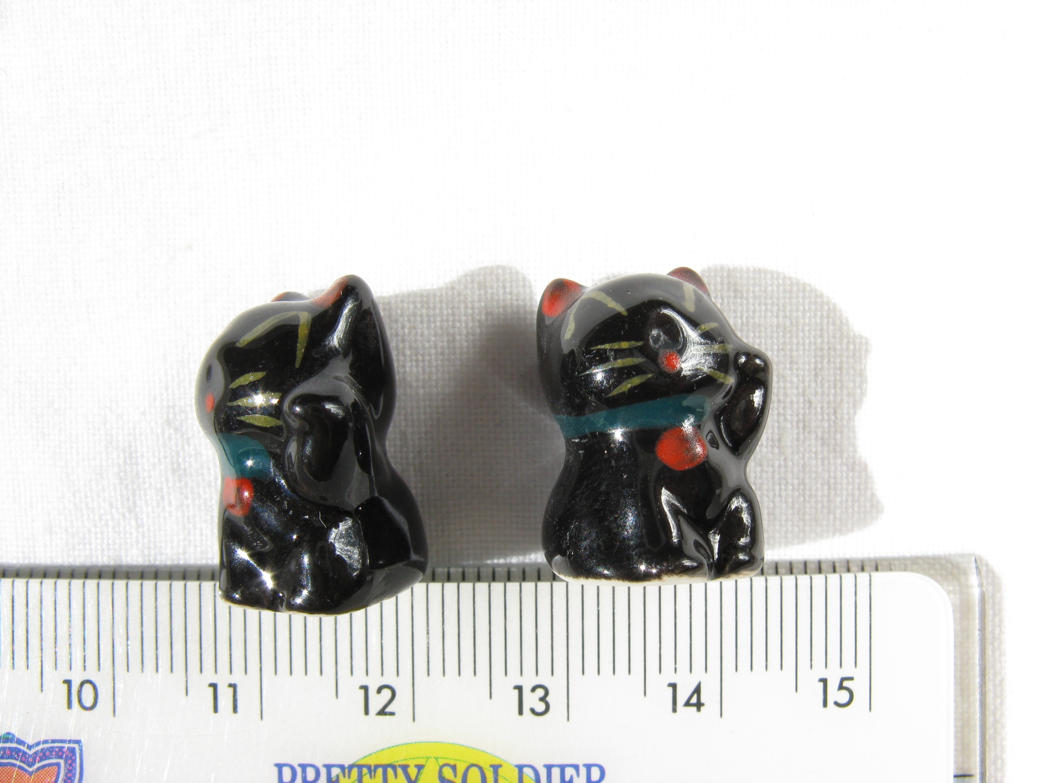 陶器ビーズ　招きネコ　約14ｍｍ×18ｍｍ　黒色