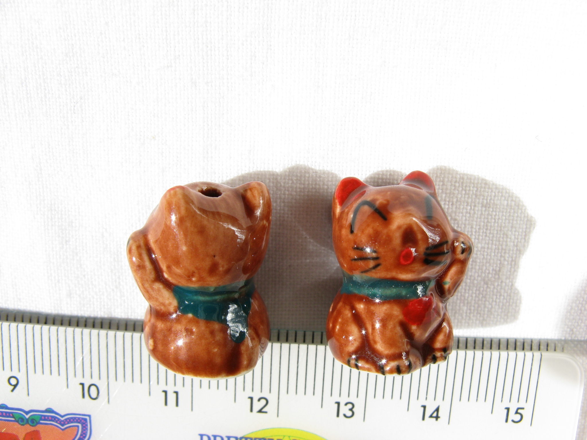 陶器ビーズ　招きネコ　約14ｍｍ×18ｍｍ　茶色