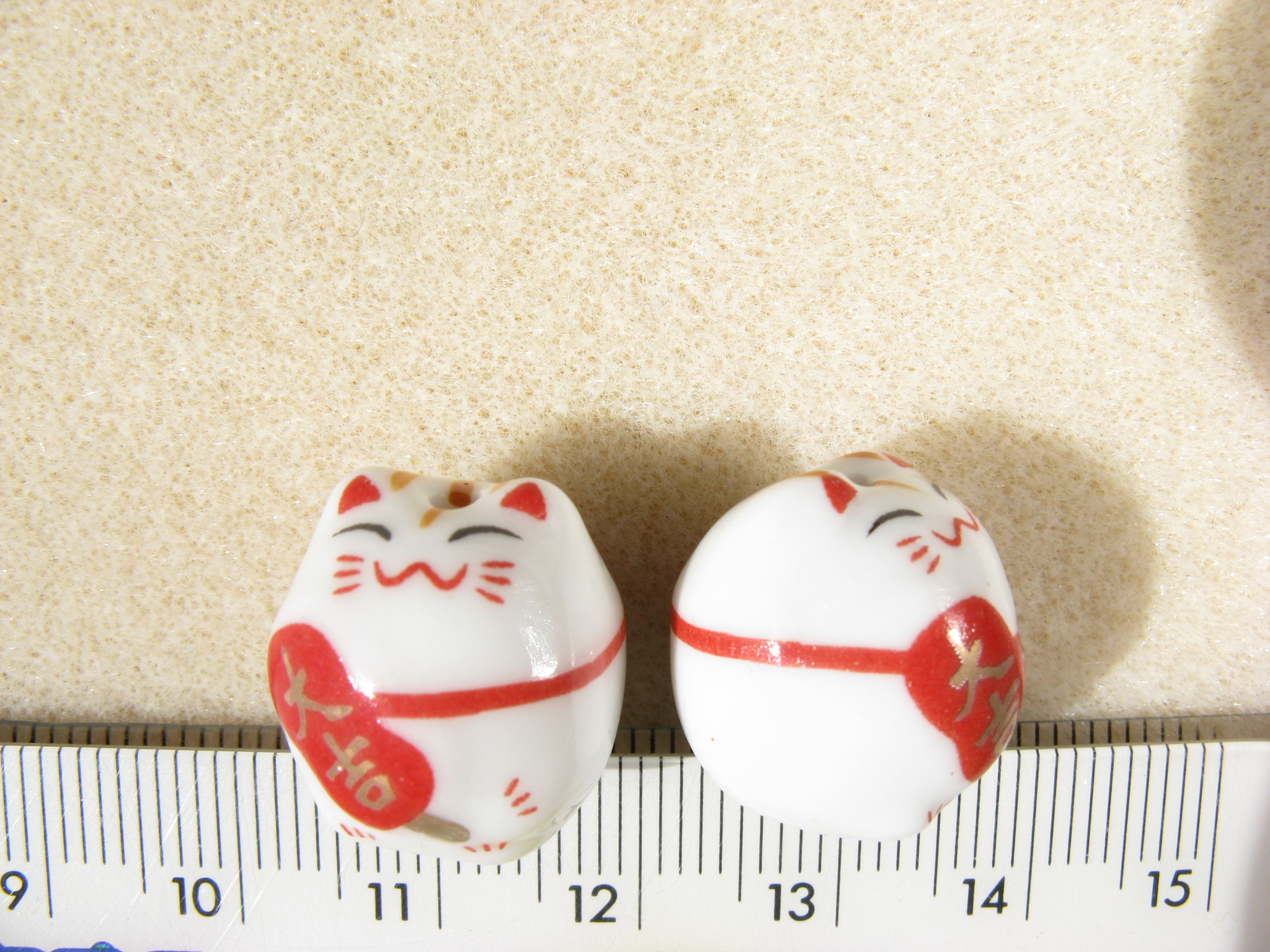 陶器ビーズ　白ネコ　約16ｍｍ×16ｍｍ　大吉