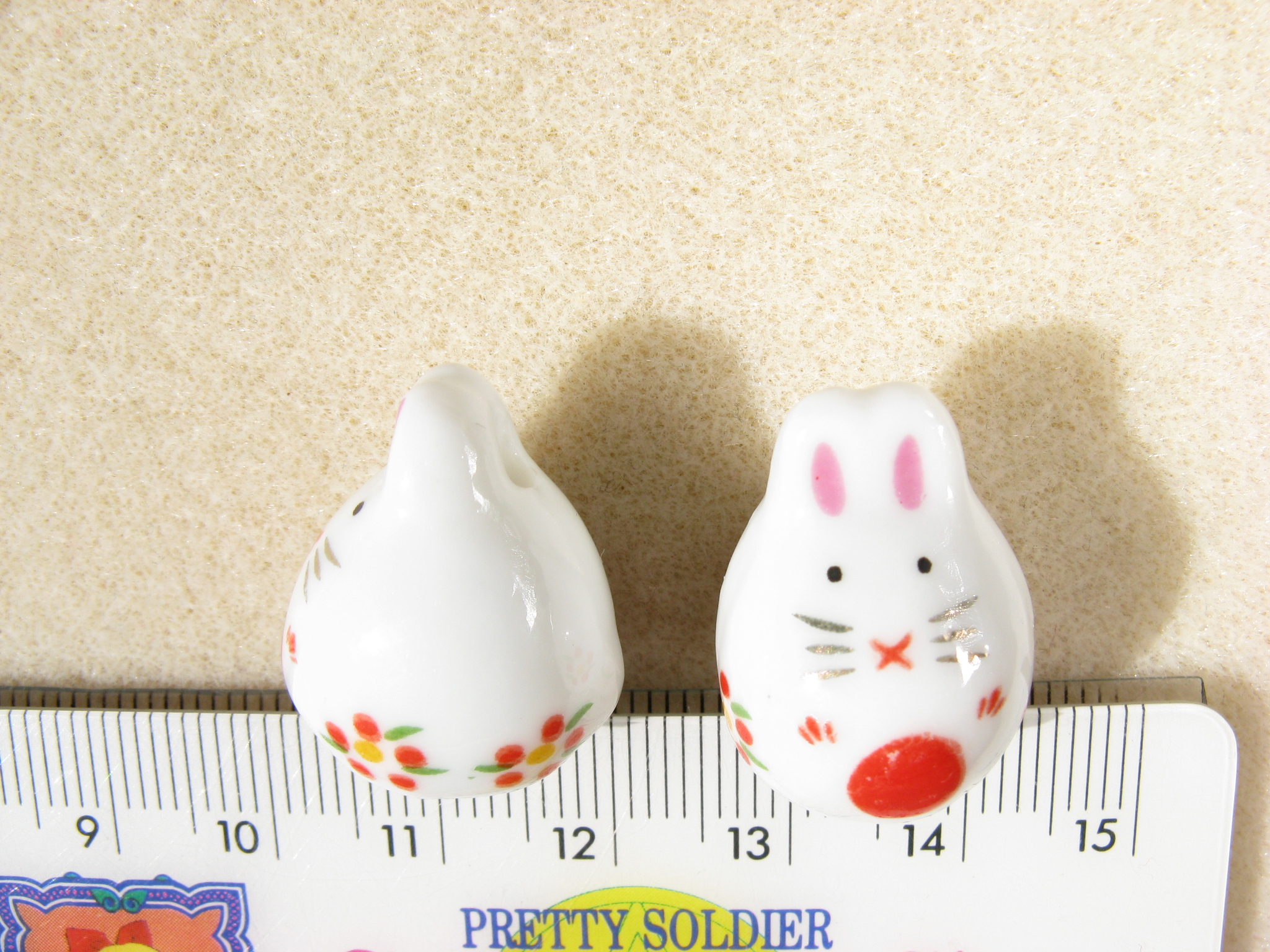 陶器ビーズ　白うさぎ　約17ｍｍ×20ｍｍ　赤色の小花