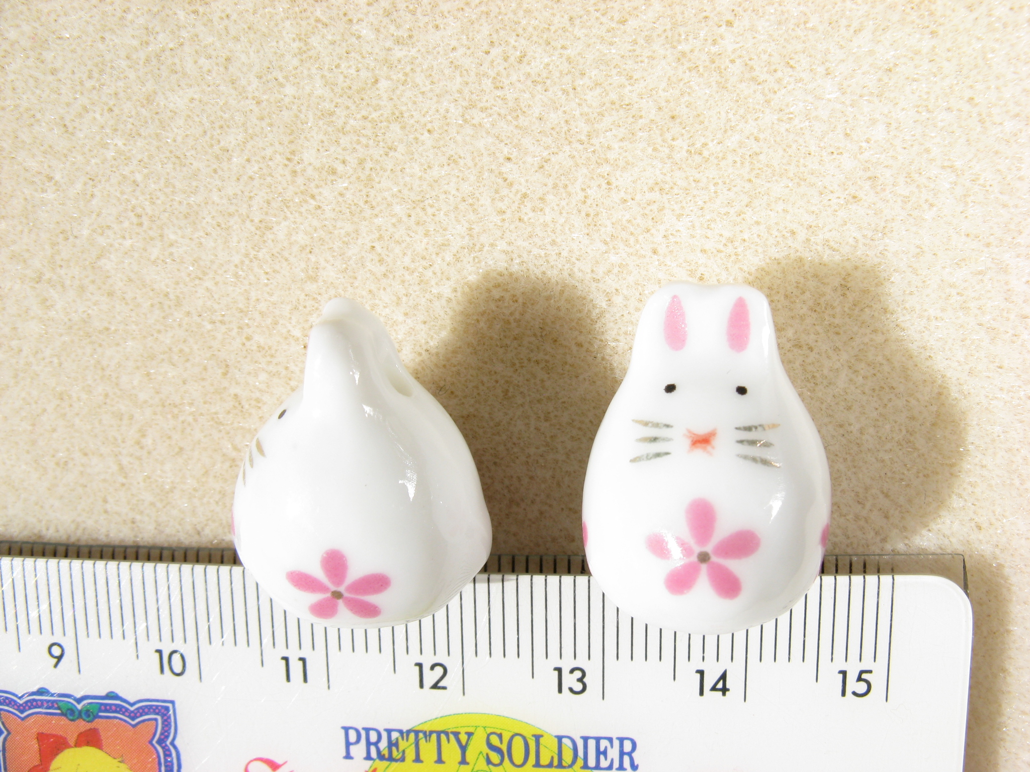 陶器ビーズ　白うさぎ　約17ｍｍ×20ｍｍ　ピンクの花