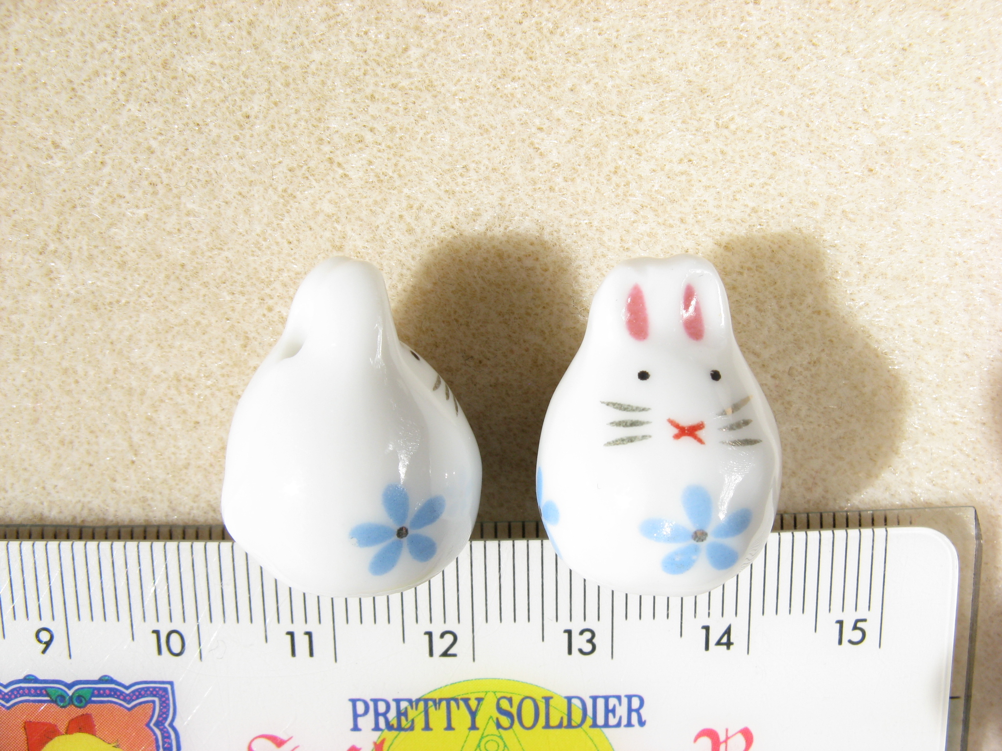 陶器ビーズ　白うさぎ　約17ｍｍ×20ｍｍ　青色の花