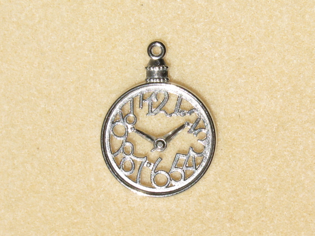 チャーム　すかし時計　約38×28ミリ　シルバー