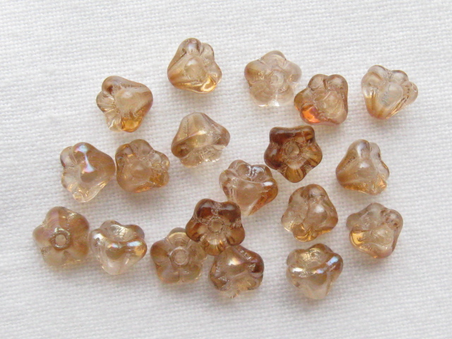 チェコビーズ　ベルフラワー　６×４ミリ　シャンパンサテン