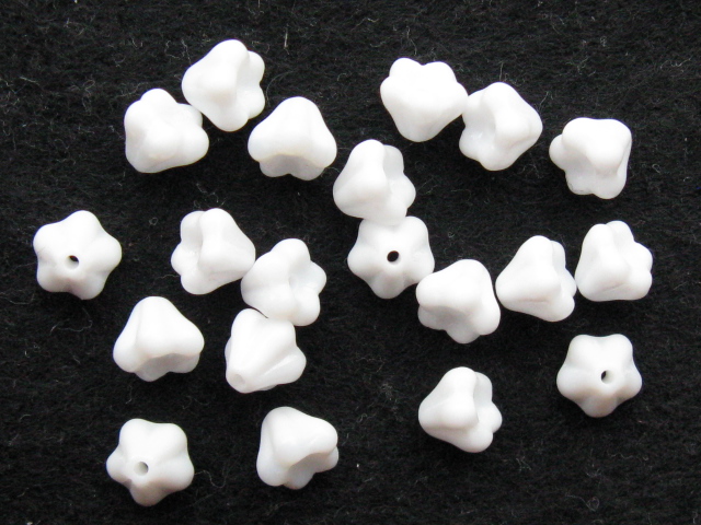 チェコビーズ　ベルフラワー　６×４ミリ　チョークホワイト