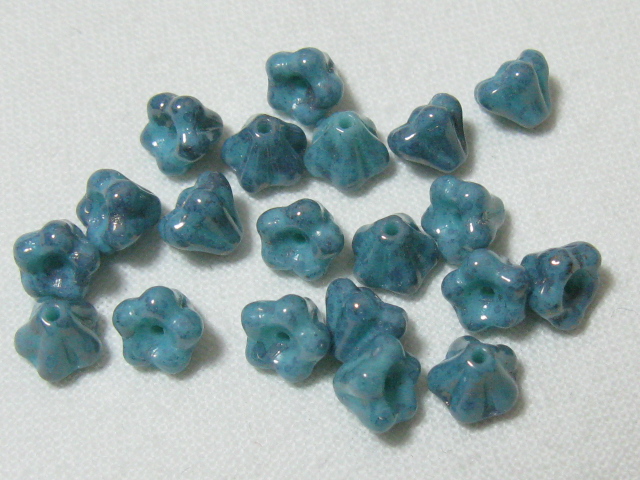 チェコビーズ　ベルフラワー　６×４ミリ　ラスターターコイズ