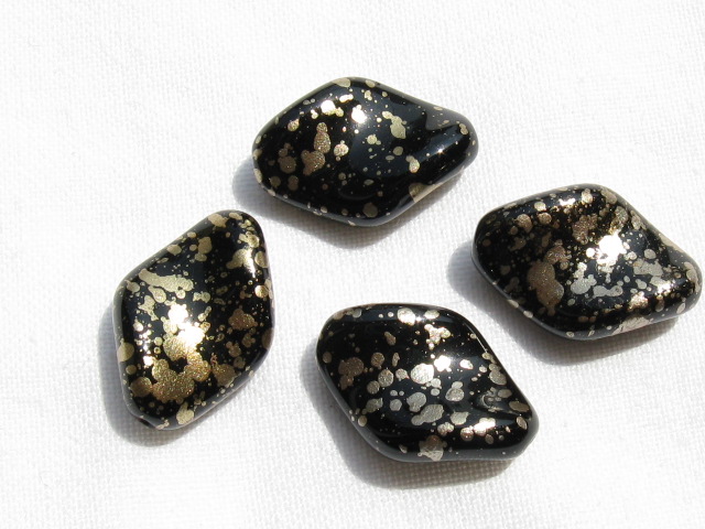 チェコビーズ　エリカ　19×13ミリ　ブラックメタリックゴールド