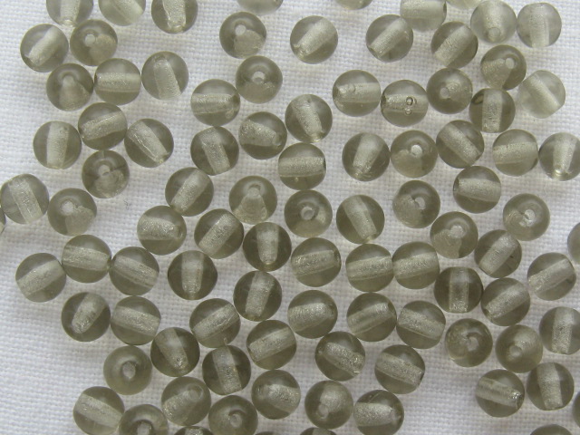 チェコ　プレス　ラウンド　４ミリ　ブラックダイヤ