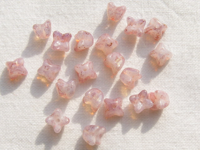 チェコビーズ　フラワー　５ミリ　ラスターピンクホワイト