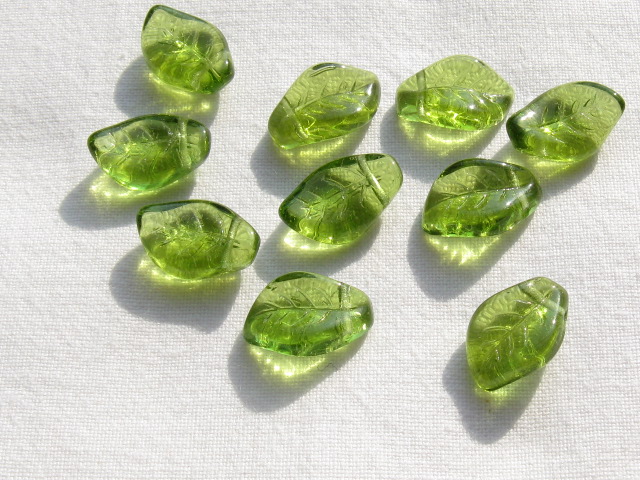 チェコビーズ　ツイストリーフ（横穴）　１４×９ミリ　オリーブ