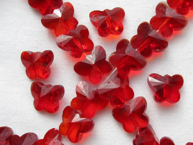 ガラスビーズ　蝶々・カット　たて穴　15ｍｍ　レッド