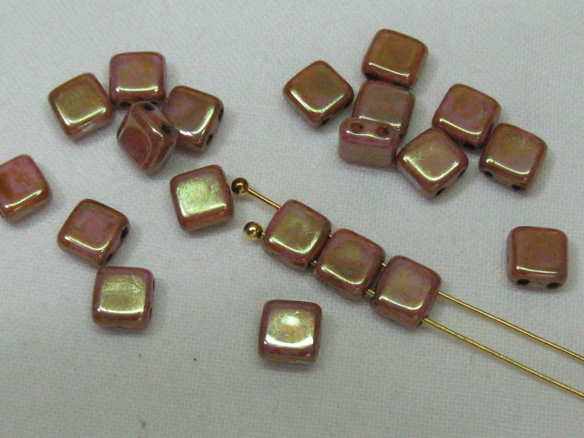 フラットスクエア　２ホール　６ミリ　オペークローズゴールドトパーズ