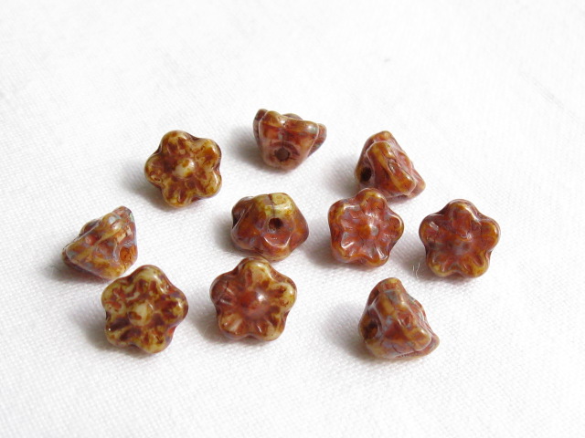 チェコビーズ　フラワー（よこ穴）　７×５ミリ　オペークベージュピカソ