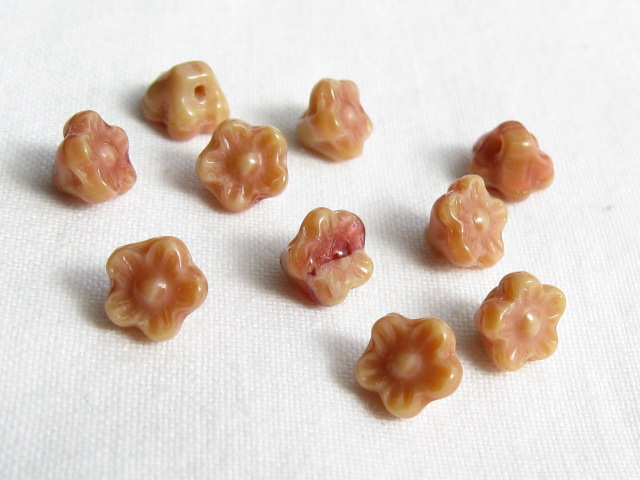 チェコビーズ　フラワー（よこ穴）　７×５ミリ　ミルクキャラメル