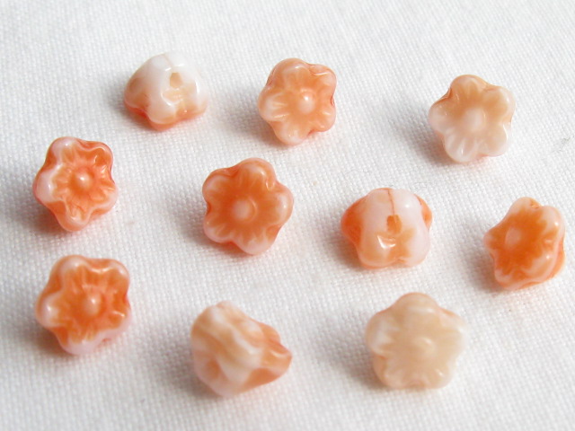 チェコビーズ　フラワー（よこ穴）　７×５ミリ　オレンジミルク