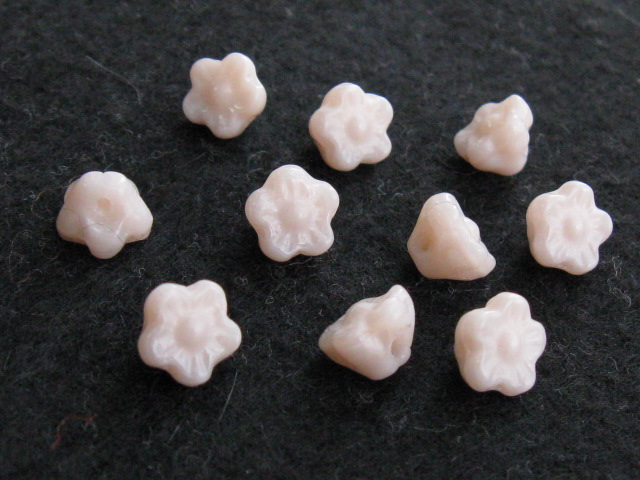 チェコビーズ　フラワー（よこ穴）　７×５ミリ　ピーチミルク