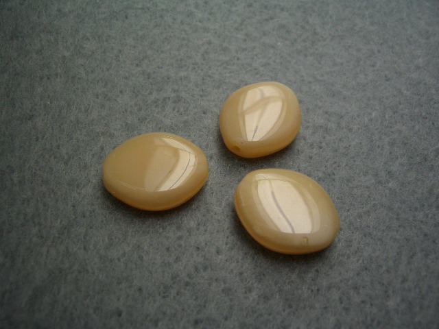 チェコフラットオーバルミルキートパーズ