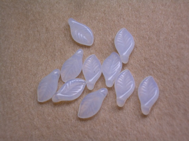 リーフ（6×12mm）　ミルキーホワイト