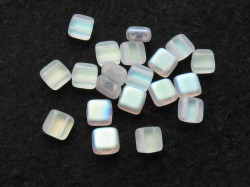 チェコビーズ　フラットスクエア　２ホール　６ミリ　マットクリスタルＡＢ