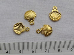 チャーム　貝殻　　約10×13ミリ (４個り)　ゴールドカラー