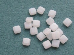 チェコビーズ　フラットスクエア　２ホール　６ミリ　ホワイト