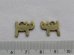 チャーム　ネコ　　約15×11ミリ　金古美