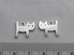 チャーム　ネコ　　約15×11ミリ　ホワイトシルバー