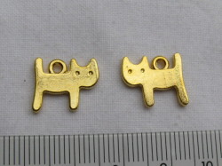 チャーム　ネコ　　約15×11ミリ　ゴールドカラー