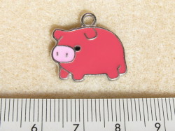 カラーチャーム　赤ブタ　 約18×20ミリ