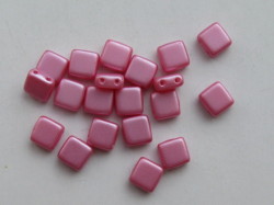 チェコビーズ　フラットスクエア　２ホール　６ミリ　いちごクリーム