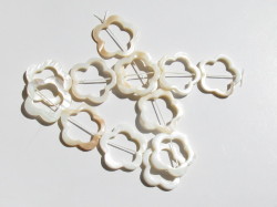 シェルパーツ　30ミリ　梅花梅穴　(一連１３個)　ナチュラルカラー