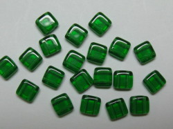 チェコビーズ　フラットスクエア　２ホール　６ミリ　グリーンエメラルド