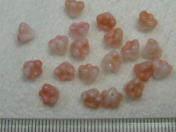 チェコビーズ　ベルフラワー　６×４ミリ　ピーチミルク