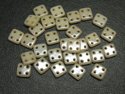 チェコビーズ　フラットスクエア　４ホール　６ミリ　オペークラスターシャンパン