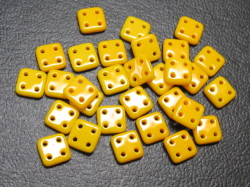 チェコビーズ　フラットスクエア　４ホール　６ミリ　オペークサンフラワー