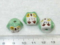 陶器ビーズ　ふくろう　約24×13mm　グリーン