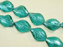 ベネチアン風ガラス　ツイスト　約28×19ｍｍ　ライトグリーン