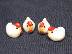 陶器ビーズ　干支　約24×13mm　酉(ニワトリ)