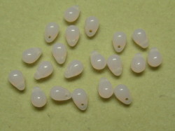 チェコビーズ　ティアドロップ　４×６ミリ　ミルキーローズ