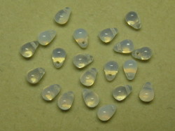 チェコビーズ　ティアドロップ　４×６ミリ　ミルキーホワイト