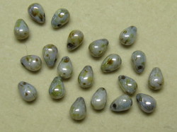 チェコビーズ　ティアドロップ　４×６ミリ　オペークラスターグリーン