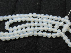 チェコ　プレス　ラウンド　４ミリ　ミルキーホワイト