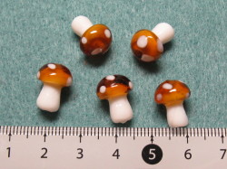 陶器ビーズ　きのこ　約13×10mm　茶色