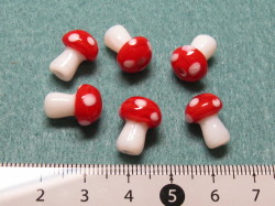 陶器ビーズ　きのこ　約13×10mm　赤色