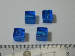 ベネチアン風ガラス　キューブ　約８×８ｍｍ　青色（アクア）