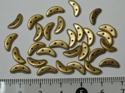 チェコビーズ　クレセント　２ホール　３×１０ミリ　メタリックフラックス