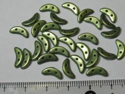 チェコビーズ　クレセント　２ホール　３×１０ミリ　メタリックグリーン