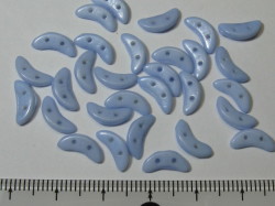 チェコビーズ　クレセント　２ホール　３×１０ミリ　オペークエアリーブルー