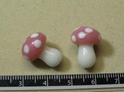 陶器ビーズ　きのこ　約17×13mm　ピンク